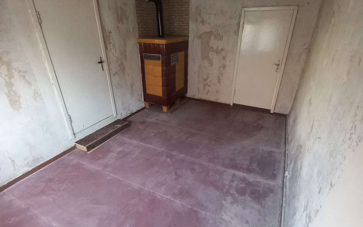 Altes, leeres Zimmer mit Kamin